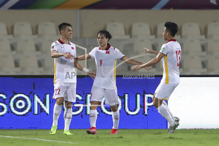 Sau khi để thua 2-0, ĐT Việt Nam dồn lên và liên tiếp có 2 bàn thắng gỡ hoà 2-2 của Tấn Tài và Tiến Linh