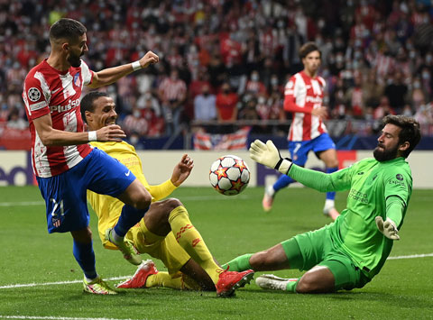 Alisson (phải) làm nản lòng các chân sút của Atletico