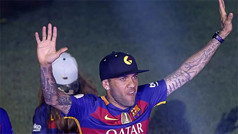 Dani Alves tiến cử bản thân với Barca