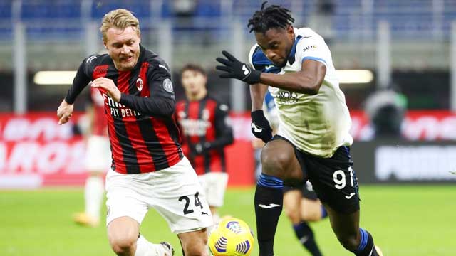 Milan (trái) sẽ có 3 điểm trọn vẹn trên sân của Atalanta nhờ phong độ ổn định hơn