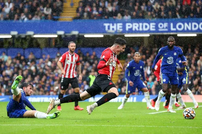 Pha phạm lỗi của Chilwell khiến Chelsea nhận bàn thua trên chấm 11 mét