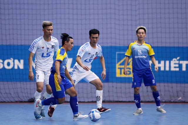 Sahako (áo sẫm) hiện đang dẫn đầu giải Futsal HDBank - QG 2021