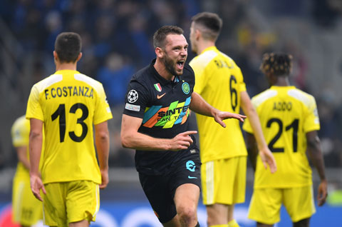 Hậu vệ Stefan de Vrij của Inter ăn mừng bàn ấn định thắng lợi 3-1 trước Sheriff