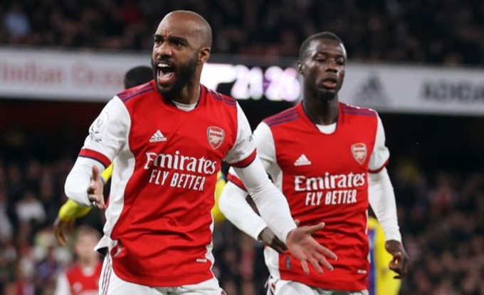 Lacazette sắm vai người hùng