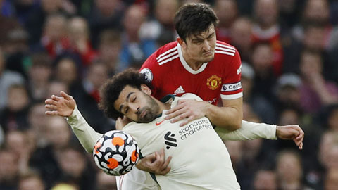 Maguire (trên) mắc nhiều lỗi trong trận đấu với Liverpool cuối tuần qua