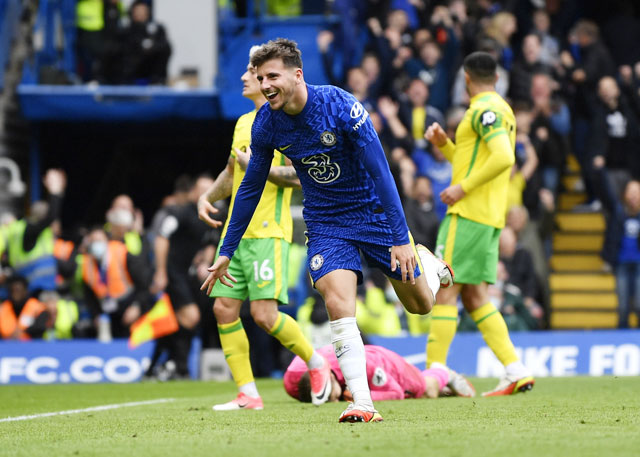 Mason Mount (áo sẫm) tỏa sáng rực rỡ trong trận đại thắng của Chelsea trước Norwich