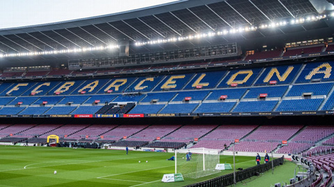 Sốc với hiện trạng sân Nou Camp: Thành tổ chim bồ câu, mảnh vỡ rơi khắp nơi