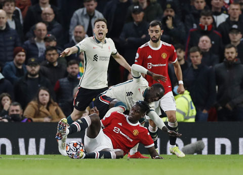 Pha vào bóng thô bạo của Pogba khiến anh nhận thẻ đỏ trong trận đấu với Liverpool