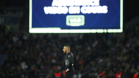 VAR 2 lần mang về bàn thắng cho PSG?