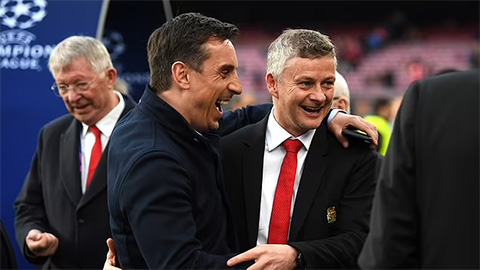 Gary Neville nhận bão chỉ trích vì bảo vệ Solskjaer 