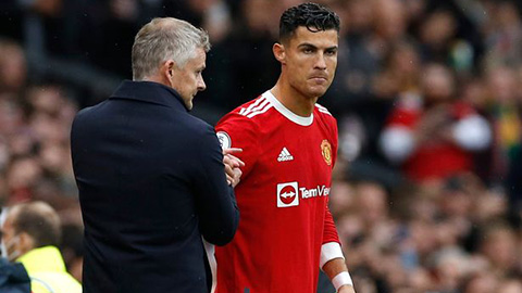 Solskjaer phản pháo lại Sir Alex vì để Ronaldo ngồi dự bị