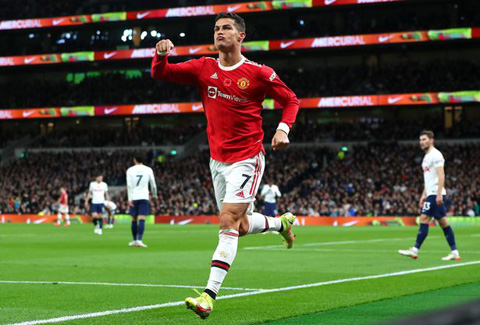 Ronaldo thăng hoa với thay đổi chiến thuật của Solskjaer