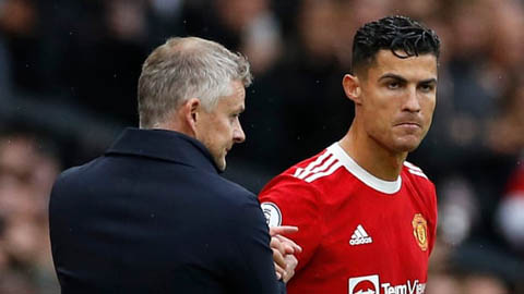 Solskjaer bảo vệ quyết định để Ronaldo ngồi dự bị khiến Man United hòa Everton