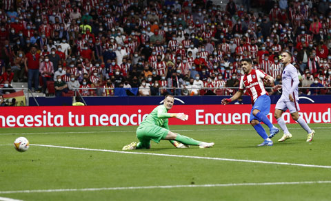 Suarez (giữa) nâng tỷ số lên 2-0 vào lưới Barca cho Atletico