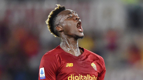 Tammy Abraham nổi điên khi 6 lần sút trúng xà cột từ đầu mùa