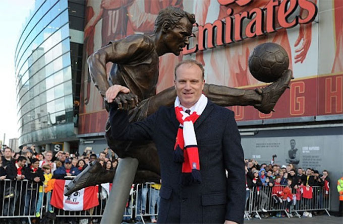 Vieira không được dựng tượng bên ngoài Emirates như Bergkamp và Henry