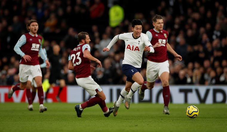 Son heung-min (áo trắng) đang có phong độ cao trong màu áo Tottenham 