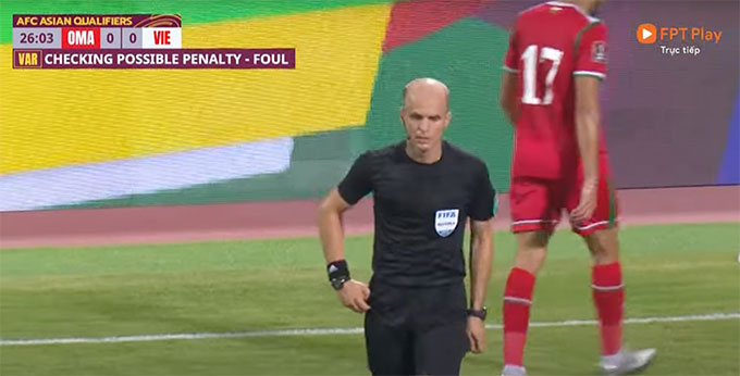 VAR trao đổi với trọng tài chính về khả năng kiểm tra lại xem có penalty hay không