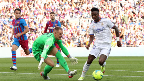 Vinicius (áo trắng) là ngôi sao nổi bật nhất trên sân tại trận El Clasico