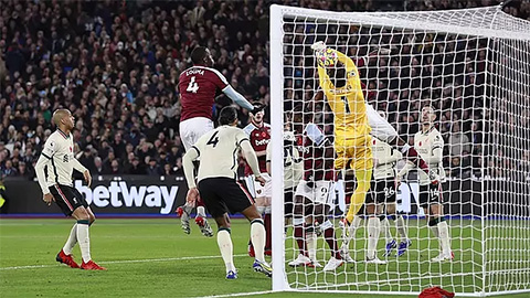 Alisson, tội đồ ở cả 3 bàn thua của Liverpool