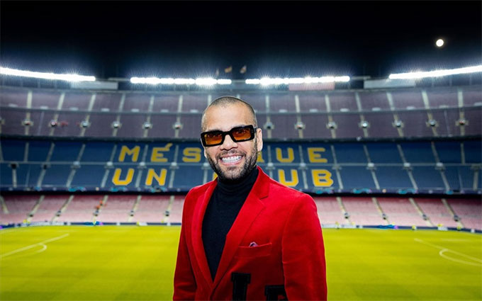 Alves đã trở lại Nou Camp nhưng phải đến tháng Giêng mới có thể chơi cho Barca