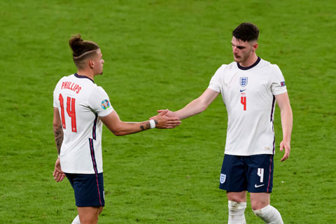 Bộ đôi tiền vệ Kalvin Phillips và Declan Rice đôi lúc có dấu hiệu thi đấu giẫm chân nhau ở ĐT Anh