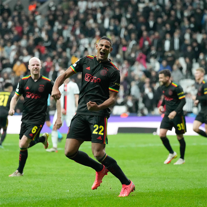 Haller vào sân ở đầu hiệp 2 và lập cú đúp giúp Ajax ngược dòng đánh bại Besiktas