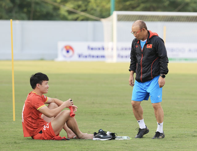 Thầy Park chưa tìm được người đá cặp ăn ý với Hoàng Đức - Ảnh: Đức Cường