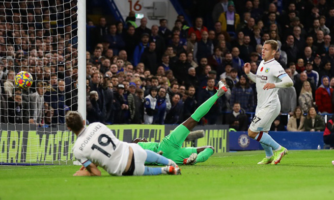 Vydra gỡ hòa 1-1 cho Burnley ở phút 79