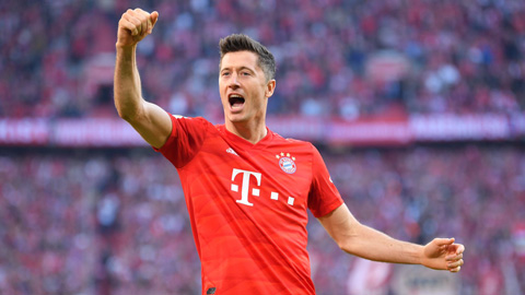 Lewandowski đạt cột mốc chỉ Messi và Ronaldo làm được