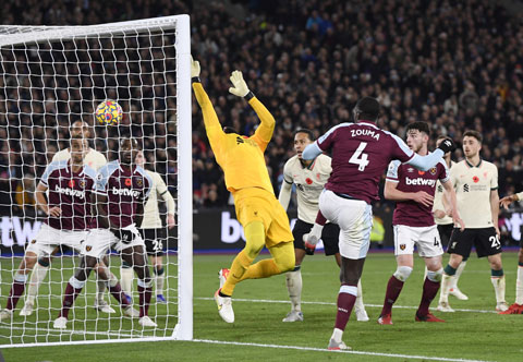 Zouma (4) đánh đầu tung lưới thủ thành Alisson ấn định thắng lợi 3-2 cho West Ham trước Liverpool