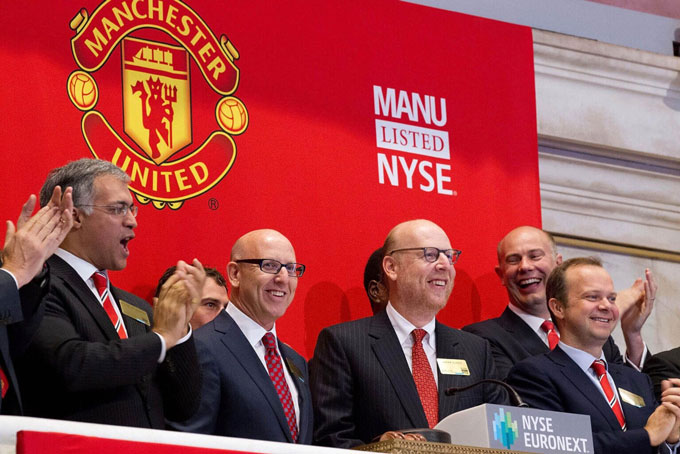 Joel Glazer, Avram Glazer và Ed Woodward tại sàn giao dịch New York năm 2012