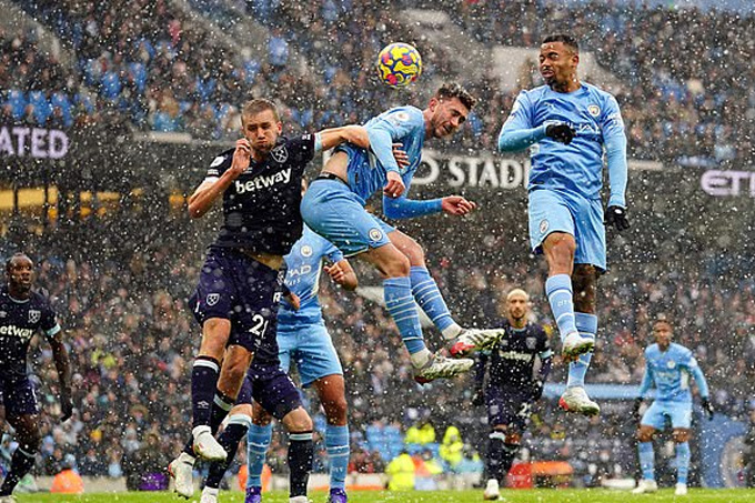 Laporte đánh đầu ngược dội cột West Ham