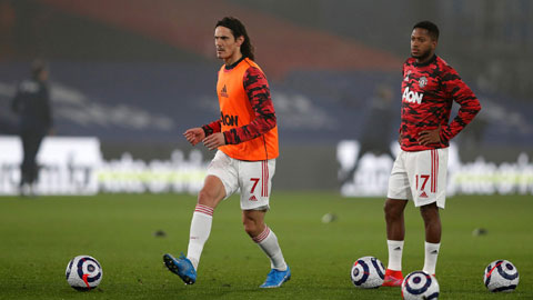 Cavani (trái) và Fred có thể rời M.U khi tương lai không còn được đảm bảo