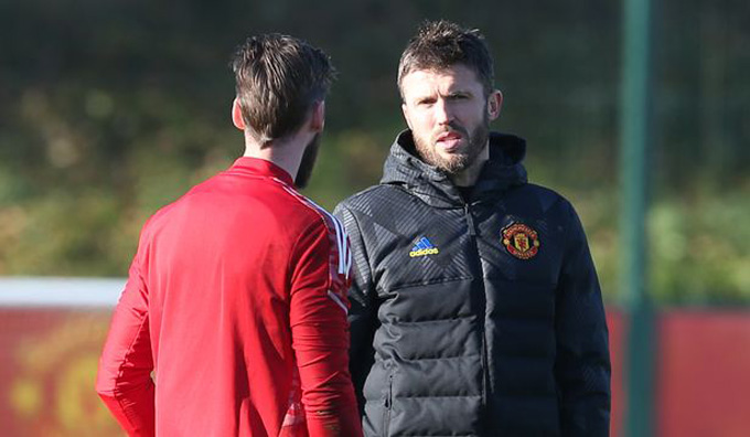 Carrick trò chuyện khá lâu với De Gea