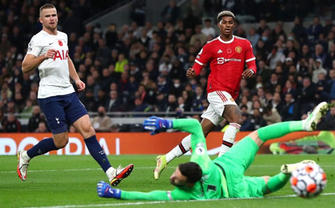 Rashford (áo đỏ) trong trận đấu với Tottenham vừa qua