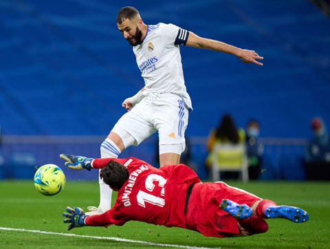 Benzema (áo trắng) là người ghi bàn thứ hai cho Real trong trận thắng 2-1 trước Vallecano rạng sáng qua