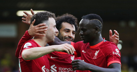 Tam tấu Salah - Mane - Jota ghi bàn ngang với cả đội Man City