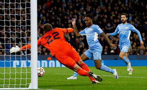 Sterling (số 7) đệm bóng nâng tỷ số lên 3-1 cho Man City ở phút 72, chỉ 3 phút sau khi vào sân