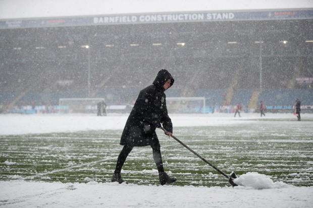 Bão tuyết quá lớn khiến sân Turf Moor không thể thi đấu