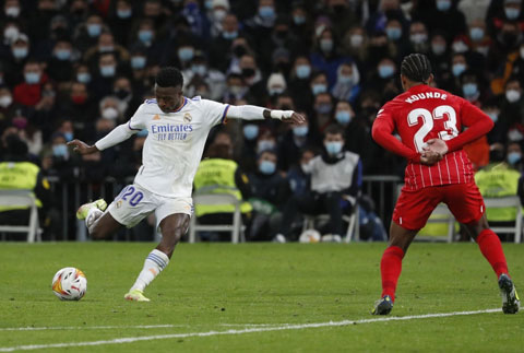 Vinicius trong pha sút trái phá ghi bàn ấn định thắng lợi 2-1 cho Real