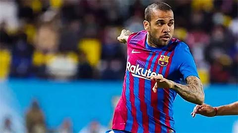 Dani Alves đá trận đầu tiên kể từ khi trở lại Barca