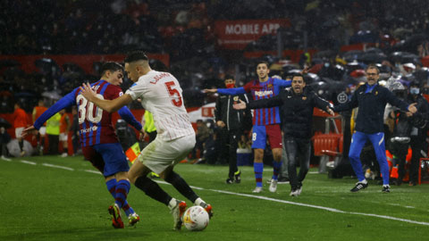 Thày trò Xavi có thể hài lòng với 1 điểm rời sân của đội nhì bảng Sevilla