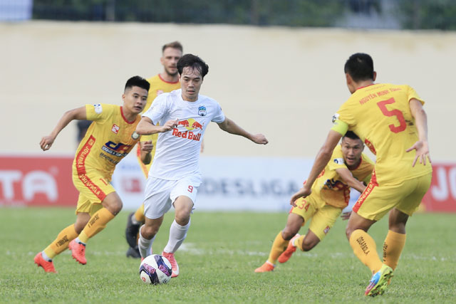 HAGL (áo sáng) đang dẫn đầu trên BXH khi V.League 2021 bị hủy giữa chừng