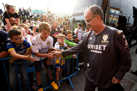 HLV Marcelo Bielsa luôn được NHM yêu quý nhờ thứ bóng đá giàu tính giải trí