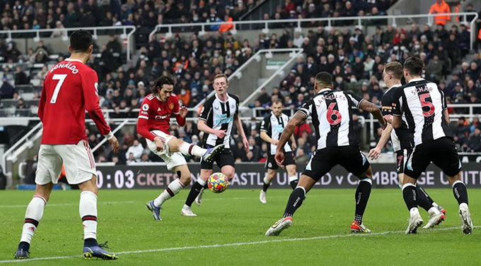 Cavani ghi bàn gỡ hòa 1-1 cho MU ở phút 71