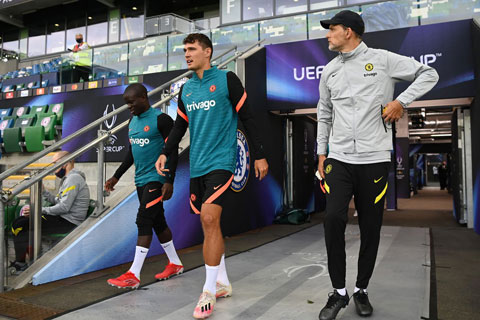 Christensen (giữa) bị HLV Tuchel giam trên băng ghế dự bị ở cả 3 trận gần nhất của Chelsea