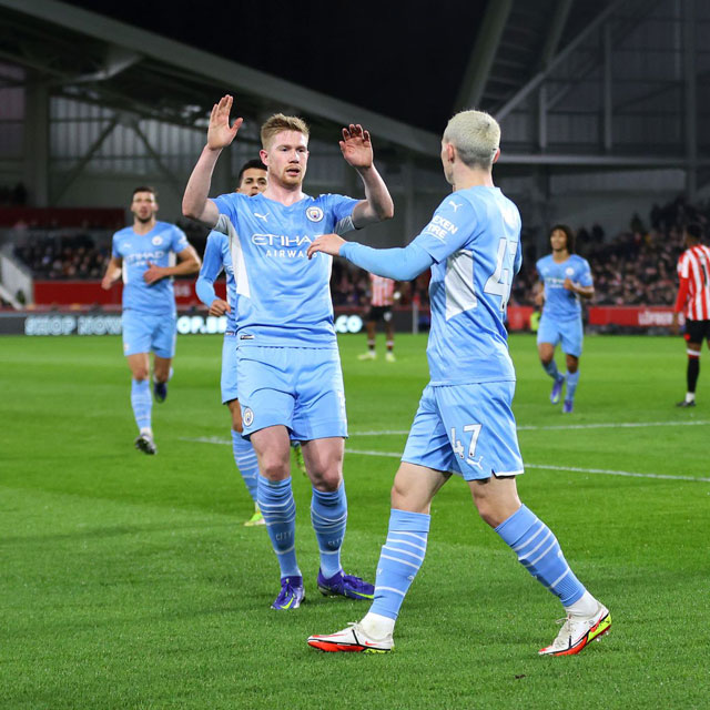 De Bruyne (trái) là tác giả pha “dọn cỗ” cho Foden ghi bàn duy nhất trận Man City thắng Brentford