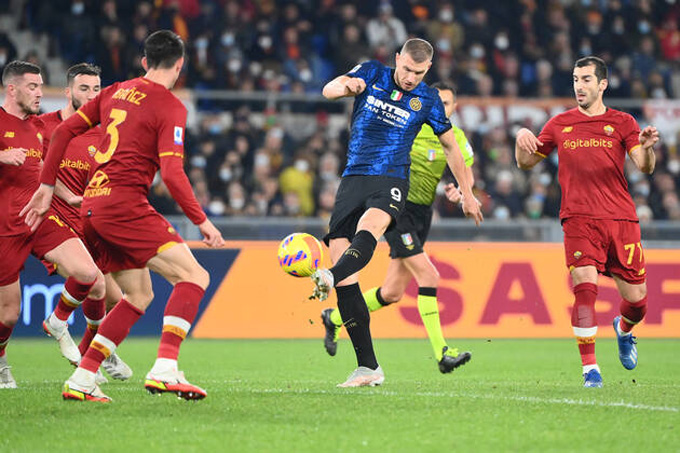 Dzeko đóng góp 1 bàn thắng ở trận Roma vs Inter