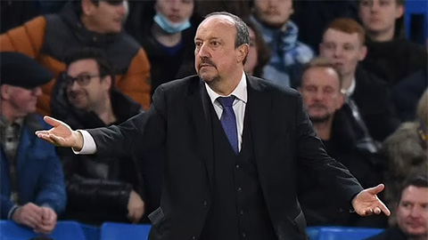 Benitez nổi giận khi Everton chỉ còn 9 cầu thủ mà vẫn phải thi đấu